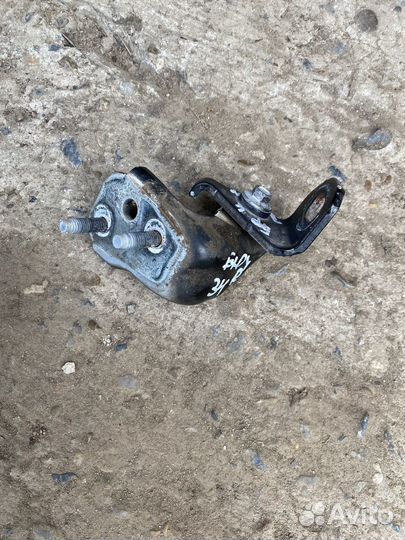 Петля задняя правая нижняя Ford Explorer 5 U502