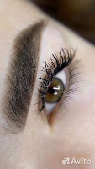 Модель на перманент бровей и губ