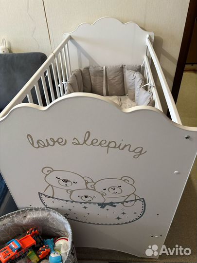 Детская кроватка с маятником и ящиком