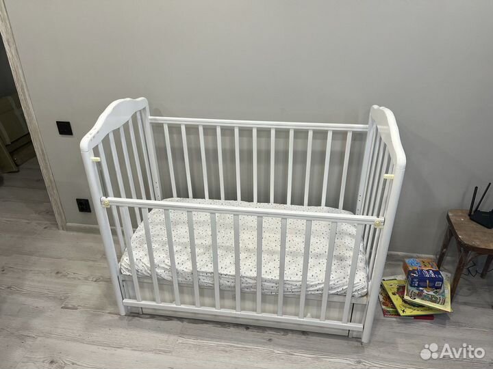 Детская кроватка с маятником и ящиком + матрас