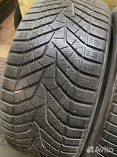 Yokohama BluEarth Winter V905 275/45 R21