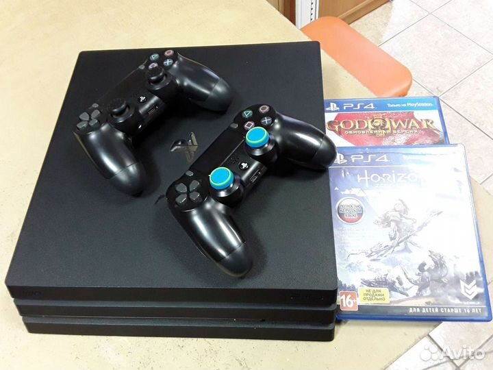 Игровая консоль Sony PS4 Pro CUH-7208B