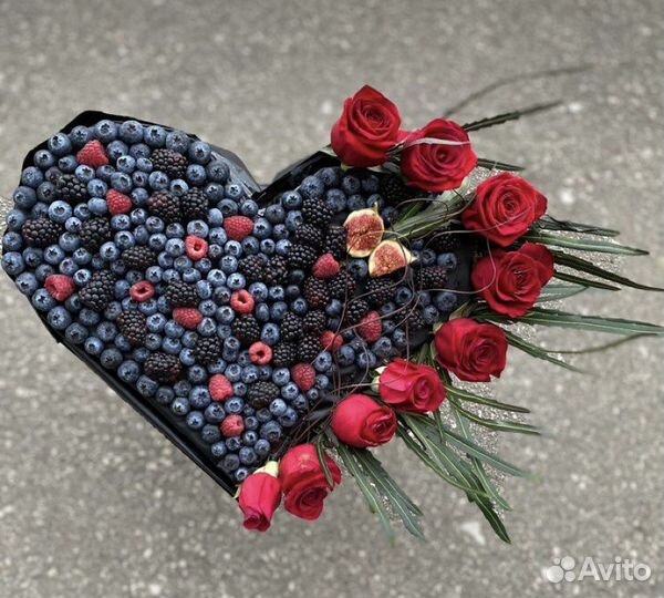 Букеты из ягод и цветов
