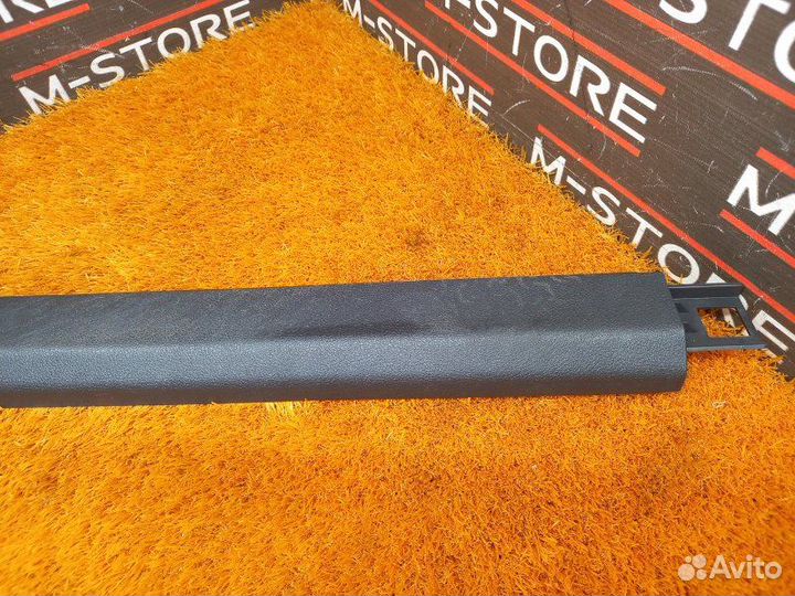 Накладка на порог салона передняя правая