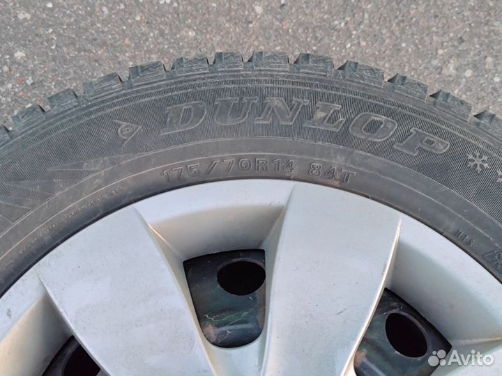 Dunlop SP Winter Ice 02 175/70 R14 84T