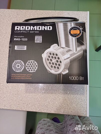 Мясорубка электрическая новая Redmond