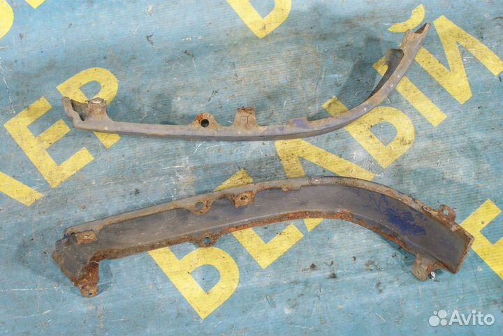 Накладка заднего фонаря Toyota Avensis