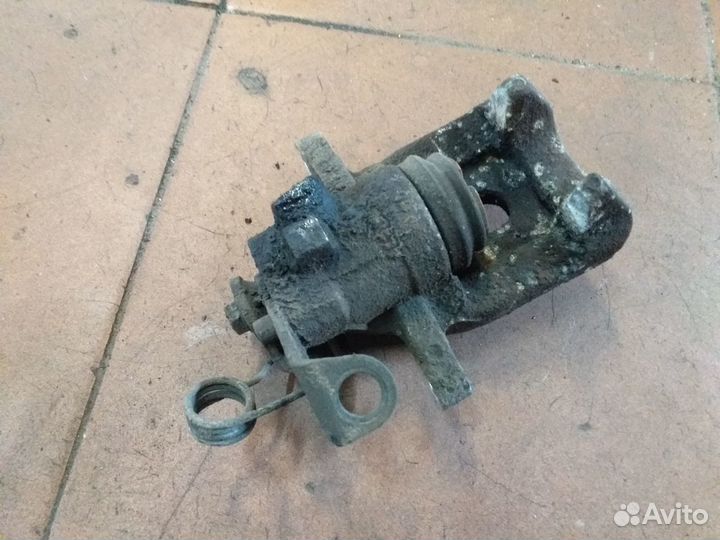 Суппорт тормозной задний левый Пежо/Ситроен