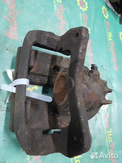 Суппорт передний левый Mitsubishi Carisma седан