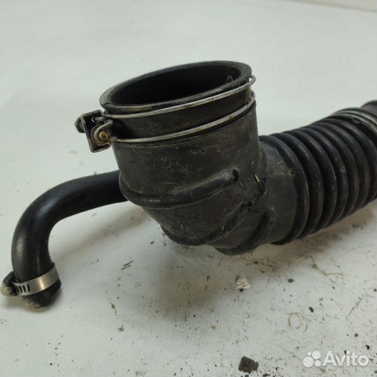 Патрубок воздушного фильтра Mitsubishi Chariot