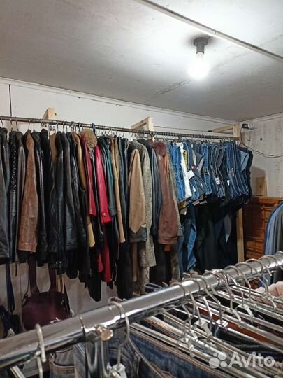 Склад одежды и обуви секонд-хенд