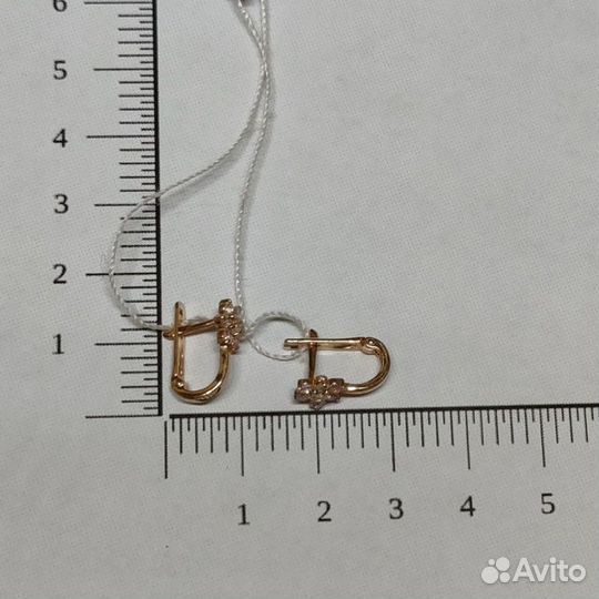 Золотые серьги с камнем