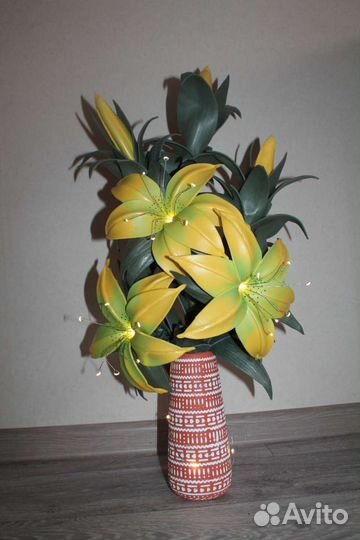 Лилия в вазе