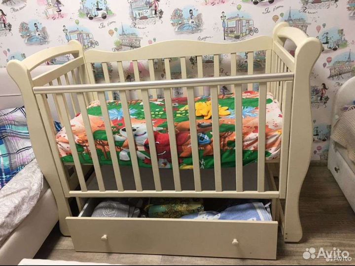 Детская кроватка с маятником