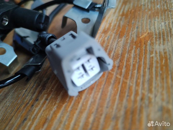 Датчик ABS левый Toyota Land Cruiser J100 lexus LX