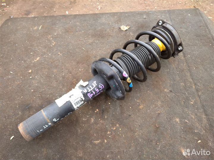 Стойка подвески передняя правая Volkswagen Jetta