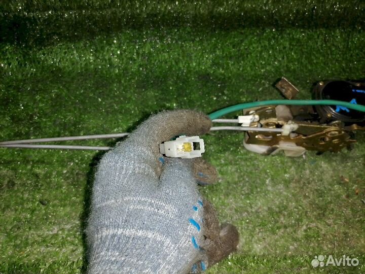 Замок двери задний левый Mazda Demio DW5W