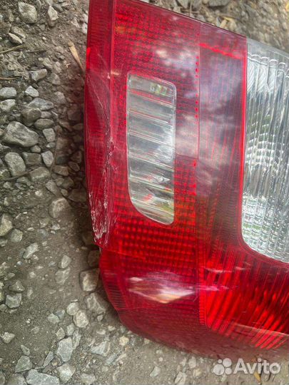 Задний правый фонарь на skoda fabia 2011