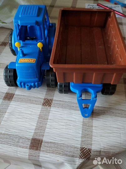 Синий трактор с прицепом