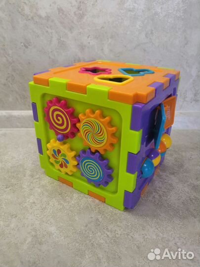 Развивающий кубик сортер