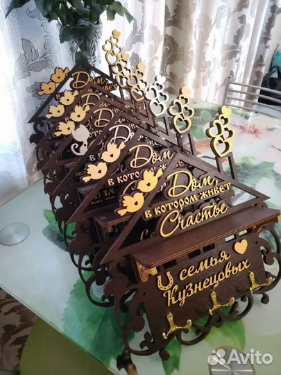 Фамильная ключница с полкой