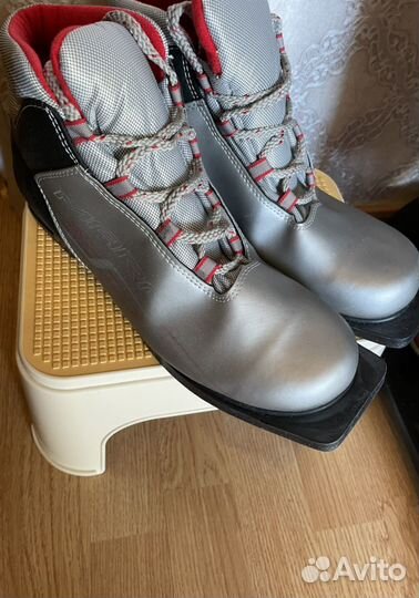 Горные лыжи и ботинки