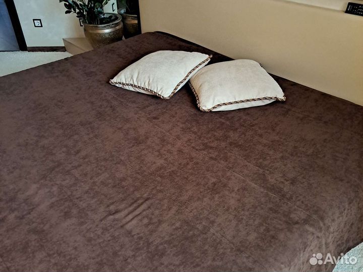 Покрывало на кровать с декоративными подкшками