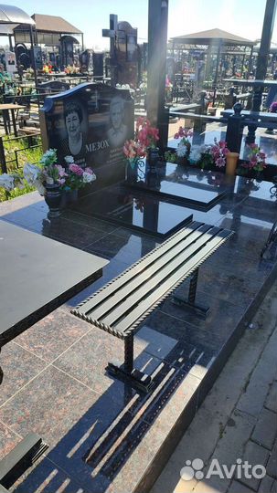 Уборка могил на кладбище