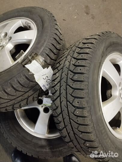 Bridgestone Ice Cruiser 7000S 215/65 R16 98