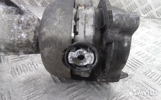 Подушка двигателя бензиновая audi A8 D3 (LNT04C902