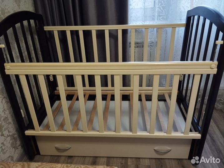 Кроватка детская с маятником