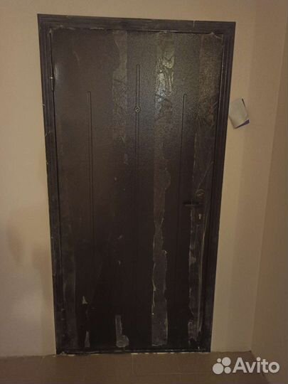 Дверь входная металлическая правая бу