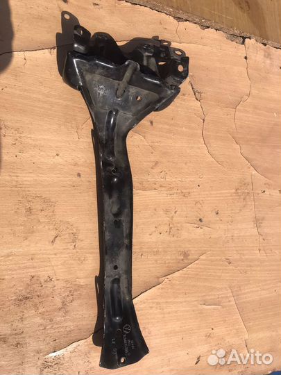 Кронштейн замка капота Volkswagen Touareg 7L