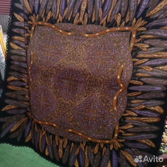 Большой красивый платок