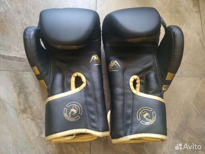 Боксерские перчатки 10 oz venum