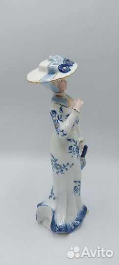 Винтажная статуэтка дама с зонтиком