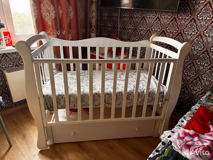 Детская кроватка с маятником