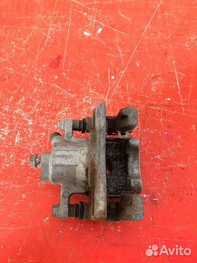 Суппорт тормозной задний левый Toyota Camry XV40