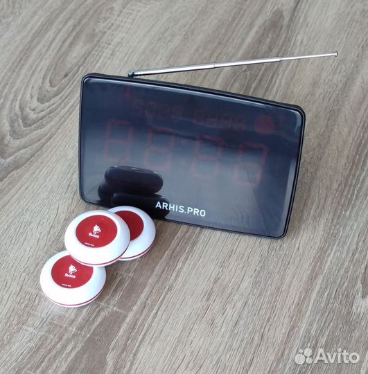 Кнопка вызова официанта и табло отображения вызова