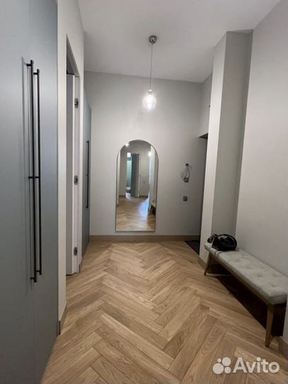 Зеркало в металлической раме