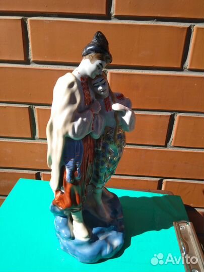 Фарфоровая статуэтка 