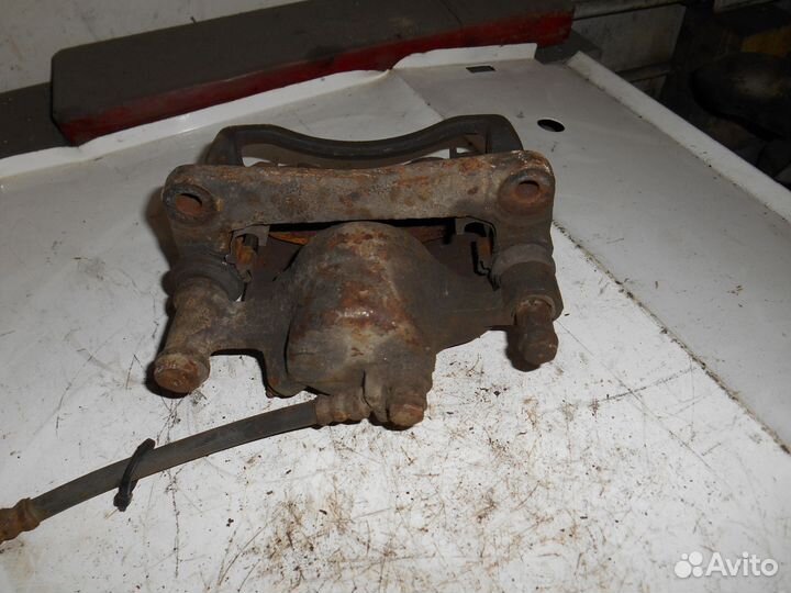 Передний левый суппорт Subaru Impreza G10