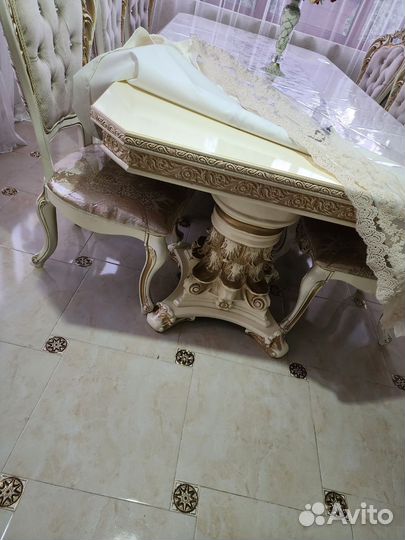 Стол и стулья