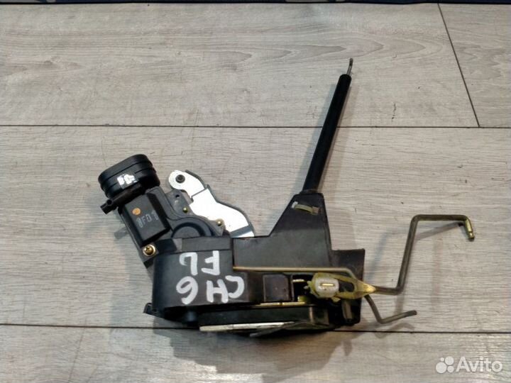 Замок двери передний левый Toyota Chaser GX100