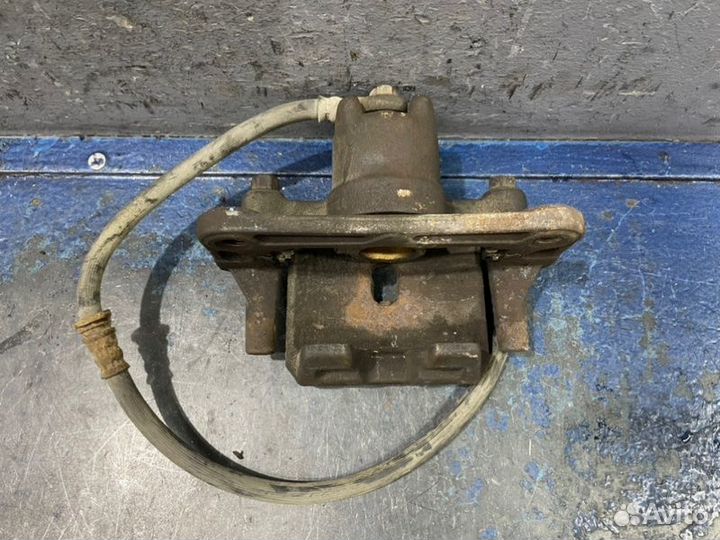 Суппорт задний правый Mitsubishi Pajero 3 V70