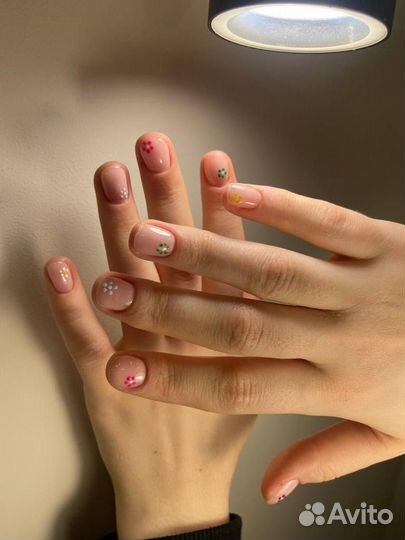 Модель на маникюр в студии