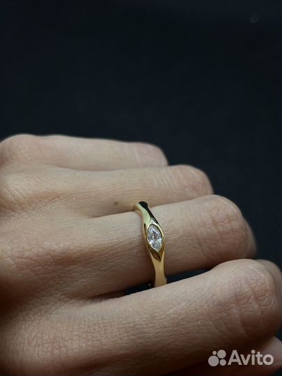Стильное кольцо с камнем