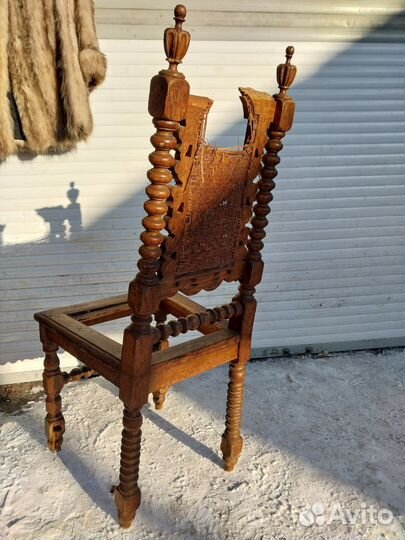 Старинный резной стул