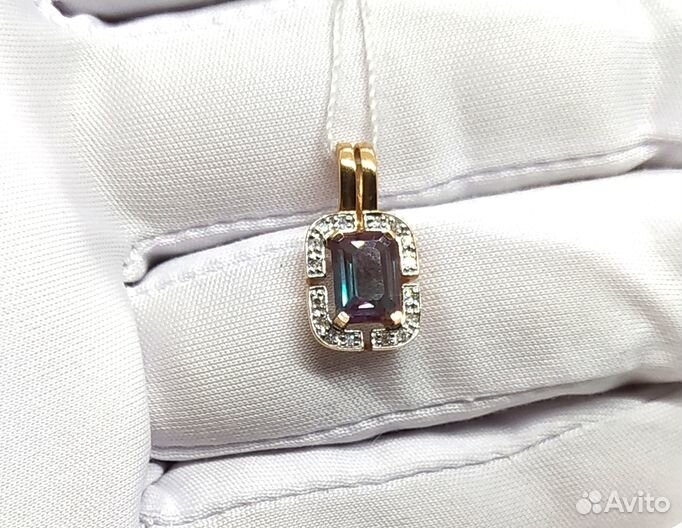 Золотая подвеска с камнем