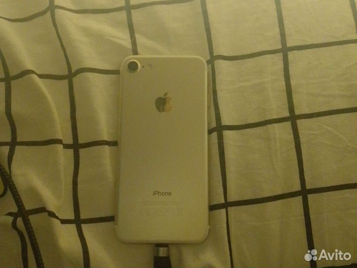 Телефон iPhone 7